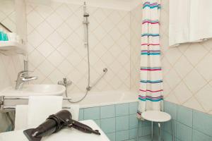 A bathroom at Pension Sacher - Apartments am Stephansplatz