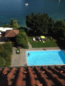 una vista aérea de una piscina con el océano en Residence Kastanienbaum en Luzern