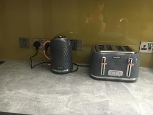 einen Toaster und einen Toaster nebeneinander sitzen in der Unterkunft Fort William Studios in Fort William