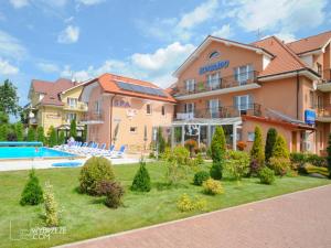 a large apartment building with a pool and a yard at Villa Eldorado in Rewal