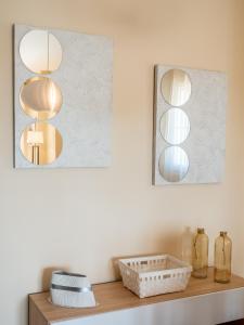 een kamer met 2 spiegels en een plank met potten bij 2270-Amazing new 2 bedrooms with furnished terrace in Manilva