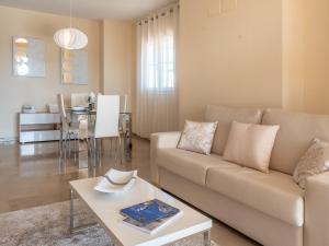 een woonkamer met een bank en een tafel bij 2270-Amazing new 2 bedrooms with furnished terrace in Manilva