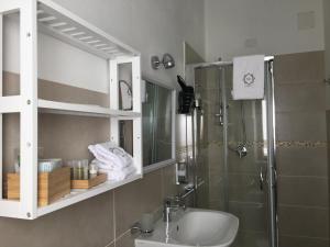 Koupelna v ubytování Su Corittu Guesthouse + 37 fotografií
