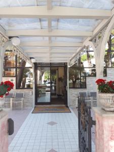 otwarte wejście do budynku z gankiem w obiekcie Hotel Arlecchino w mieście Milano Marittima +37 zdjęć