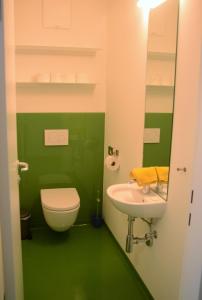 Seeappartement Marina في بويرشاك آم فورثيرسي: حمام أخضر مع مرحاض ومغسلة