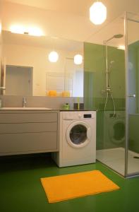 ein Badezimmer mit einer Waschmaschine und einem Waschbecken in der Unterkunft Seeappartement Marina in Pörtschach am Wörthersee