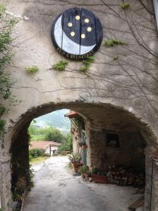 an archway with an umbrella on the side of a building at la luna e sei soldi in Tovo San Giacomo
