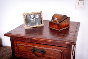 uma velha mesa de madeira com um espelho e uma caixa em Quartier Leonard em Gent