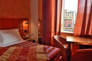 カモーリにあるI Tre Merli Locandaのベッドと窓が備わるホテルルーム
