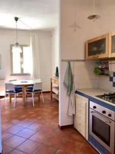 a kitchen and dining room with a table and chairs at Il Gabbiano in Santa Teresa Gallura