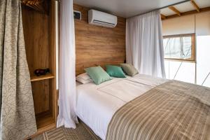 Tempat tidur dalam kamar di Arena Stoja Camping Homes