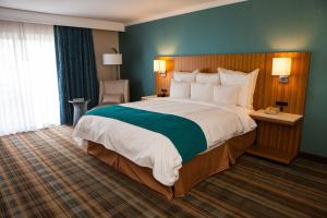 
A bed or beds in a room at Ontario Gateway Hotel
