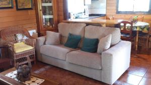 a living room with a couch with pillows on it at La Casa del Carballo in Pisones