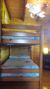 1 Schlafzimmer mit 2 Etagenbetten in einer Hütte in der Unterkunft La Casa del Carballo in Pisones