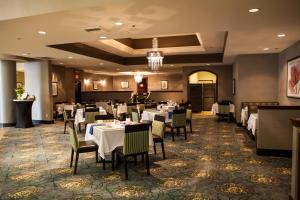 
A restaurant or other place to eat at Ontario Gateway Hotel
