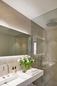 bagno con lavandino e specchio di Vila Damunt a Palma de Mallorca