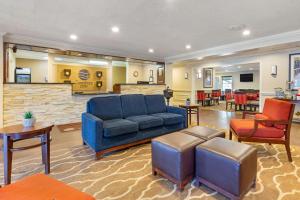 uma sala de estar com um sofá azul e cadeiras em Comfort Inn Auburn-Worcester em Auburn