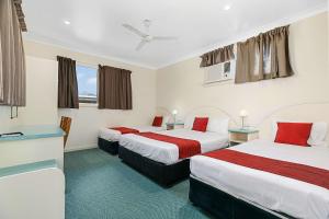 a hotel room with two beds and a window at Econo Lodge Park Lane in Bundaberg
