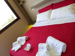 1 dormitorio con 1 cama con toallas en Morfeo en Pozzallo