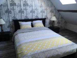 Una cama o camas en una habitación de Oclos du RhuisO
