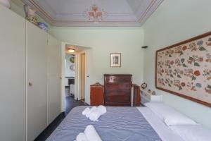 sypialnia z łóżkiem z ręcznikami w obiekcie CASA CONSTANZA Pace e Relax in Liguria w mieście Camogli