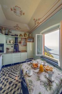 kuchnia ze stołem z jedzeniem w obiekcie CASA CONSTANZA Pace e Relax in Liguria w mieście Camogli