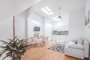 Televízia a/alebo spoločenská miestnosť v ubytovaní Riviera Residence Apartments