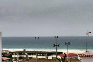 a view of the beach and the ocean from a building at Apartamento de 3 habitaciones cercano a la playa in Tarifa