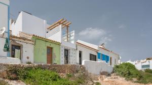 een rij huizen in een dorp bij Vila Ninho by Sevencollection in Salema