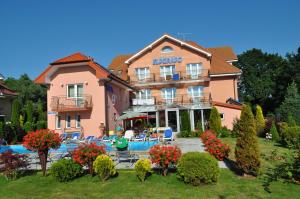 a large pink building with a pool in front of it at Villa Eldorado in Rewal
