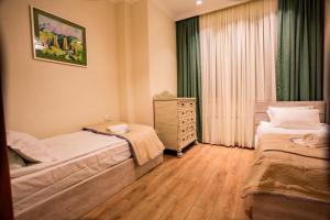 Кровать или кровати в номере Yellow apartment in Avlabari