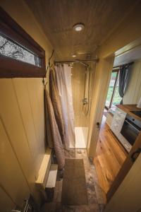 einen Blick über eine Dusche in einem winzigen Haus in der Unterkunft Avon Riverside Glamping in Warwick