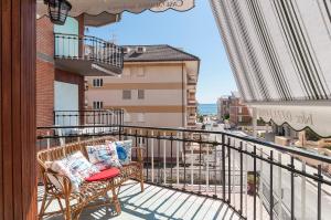 balcone con sedia e vista sulla città di Casa Vacanza Flora a Sperlonga