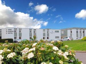 un edificio con un ramo de flores delante de él en King Robert Hotel, en Stirling