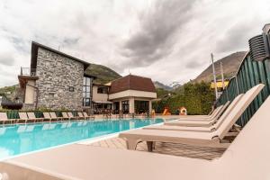 Bazén v ubytování Hotel Bungalows Europa nebo v jeho okolí