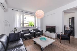 Кът за сядане в 66 Apartment - Stylish Two Bedroom in Lozenets District