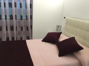 - une chambre avec un lit et 2 oreillers dans l'établissement STATION'S WINDOWS, à La Spezia