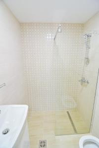 un bagno con doccia, WC e lavandino di Dimitrie Cantemir Residence a Braşov Altre 12 foto