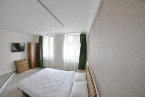 una piccola camera da letto con un letto e una finestra di Dimitrie Cantemir Residence a Braşov