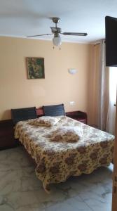 Dormitorio con cama con manta estampada en Alojamento turistico Perla, en Ador