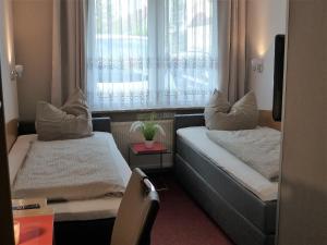 Hotel/Restaurant Balkan في زومردا: غرفة معيشة مع أريكة ونافذة