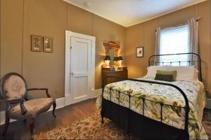 En eller flere senger på et rom på Magnolia House & Gardens B&B