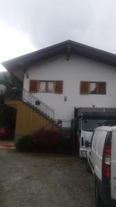 Budova, kde se apartmán nachází + 2 fotografie