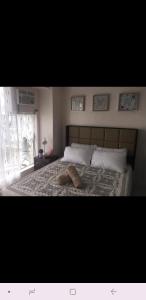 Una cama o camas en una habitación de Blissful Hill Tagaytay Condotel with Netflix