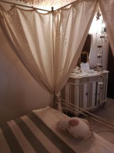 Bett mit Baldachin in einem Zimmer in der Unterkunft La casa di sotto by PortofinoVacanze in Camogli