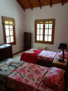 a bedroom with two beds and two windows at QUINTA EN OPEN DOOR-LUJÁN in Luján +36 photos