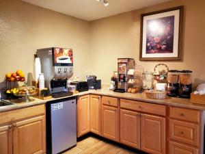 A kitchen or kitchenette at The Budget Inn Express