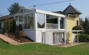 une maison avec de grandes étendues de verre dans l'établissement Ferienwohnung Saarwiesen, à Merzig