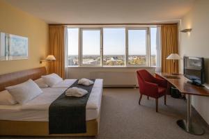 TV a/nebo společenská místnost v ubytování Globana Airport Hotel