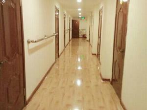 un pasillo con muchas puertas y un largo pasillo sidx sidx en Xinming Fashion Hotel en Yanji